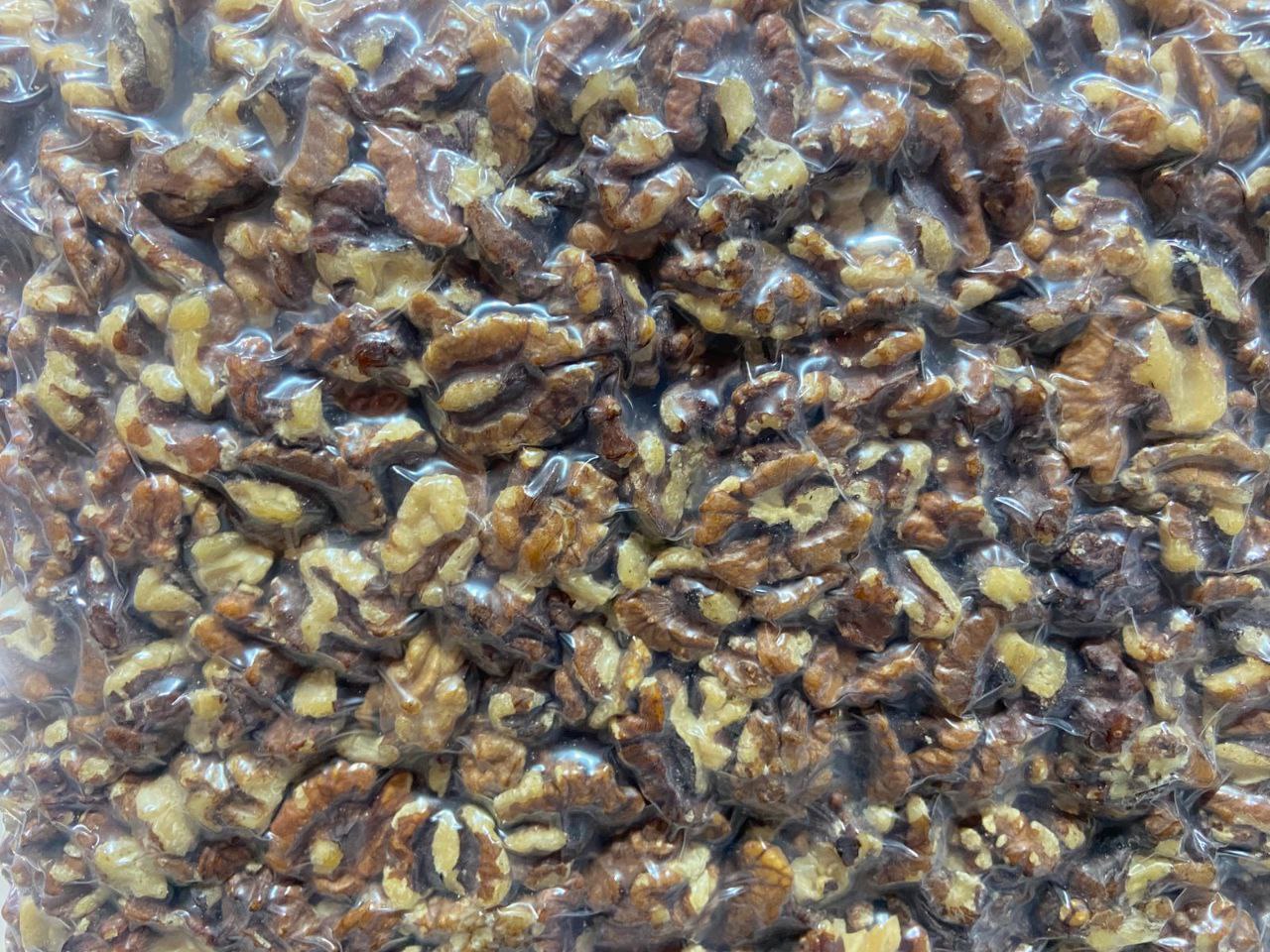 Грецький ( Волоський) горіх половинка